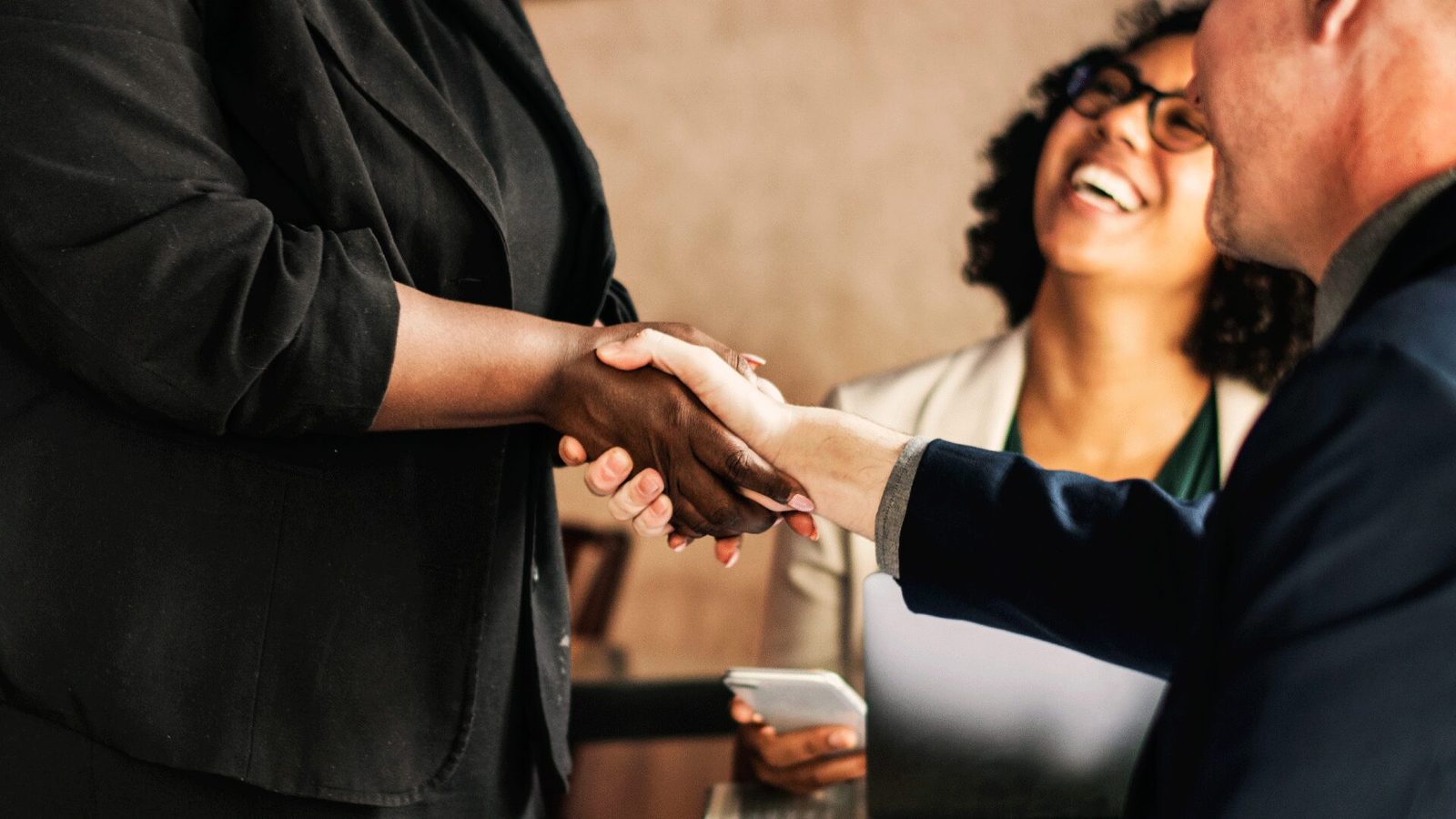 Mesa de mediação com acordo sendo assinado - Mediação e Soluções Extrajudiciais